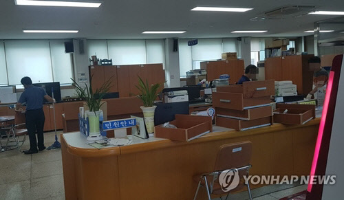 21일 70대 남성이 엽총을 난사해 직원 2명이 숨진 경북 봉화군 소천면사무소에서 관계자들이 뒷수습을 하고 있다. <연합뉴스>